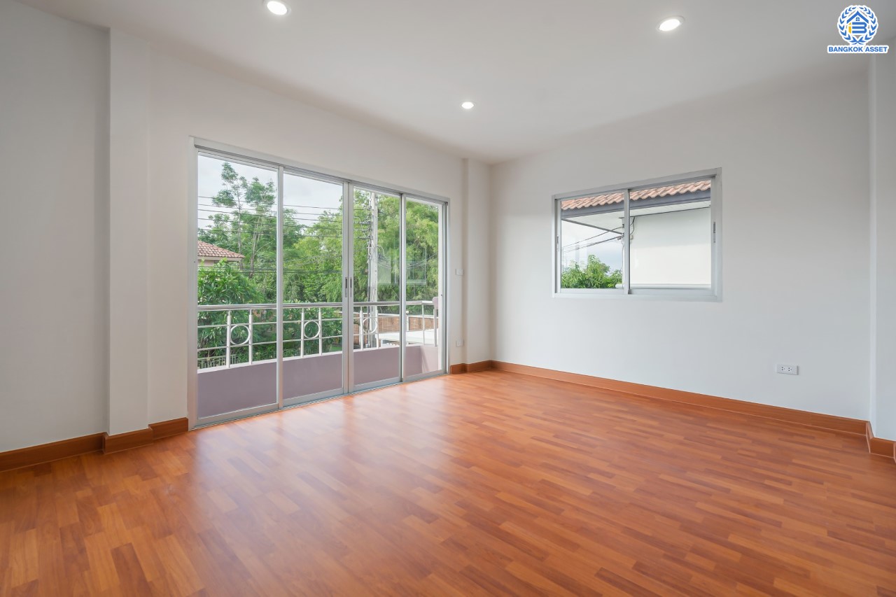 บ้านมือสองนนทบุรี ม.ศุภาลัยวิลล์ วงแหวน-รัตนาธิเบศร์ เนื้อที่ 50 ตร.ว. ฟังก์ชันจัดเต็ม 4 ห้องนอน 2 ห้องน้ำ 2 ที่จอดรถ ตอบโจทย์ทุกการเข้าอยู่ บนทำเลเดินทางสะดวก ใกล้ ถนนกาญจนาภิเษก เซ็นทรัลเวสต์เกต และรถไฟฟ้า "สถานีคลองบางไผ่"